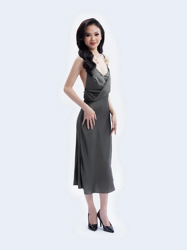 Đầm lụa đi tiệc hở lưng vai phối dây kim loại Alysa Dress – Lụa Là