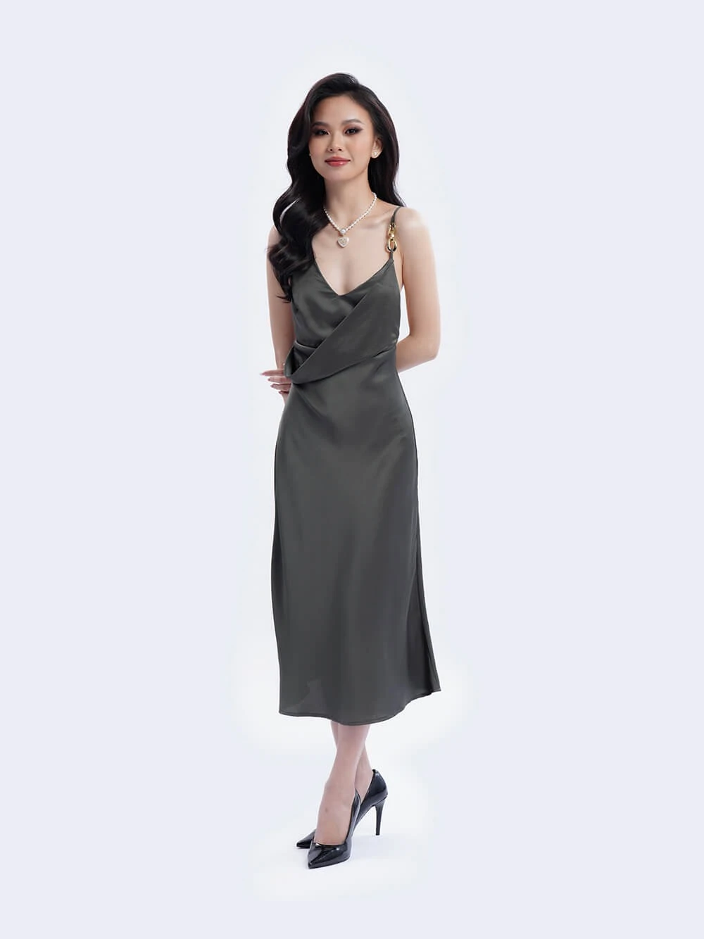 Đầm lụa đi tiệc hở lưng vai phối dây kim loại Alysa Dress – Lụa Là, màu xanh rêu đậm – ảnh 2