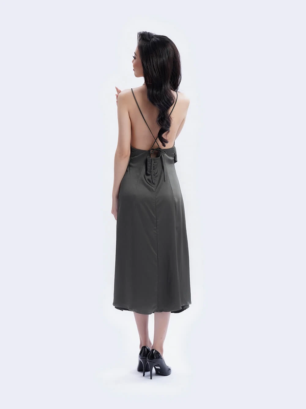 Đầm lụa đi tiệc hở lưng vai phối dây kim loại Alysa Dress – Lụa Là, màu xanh rêu đậm – ảnh 4