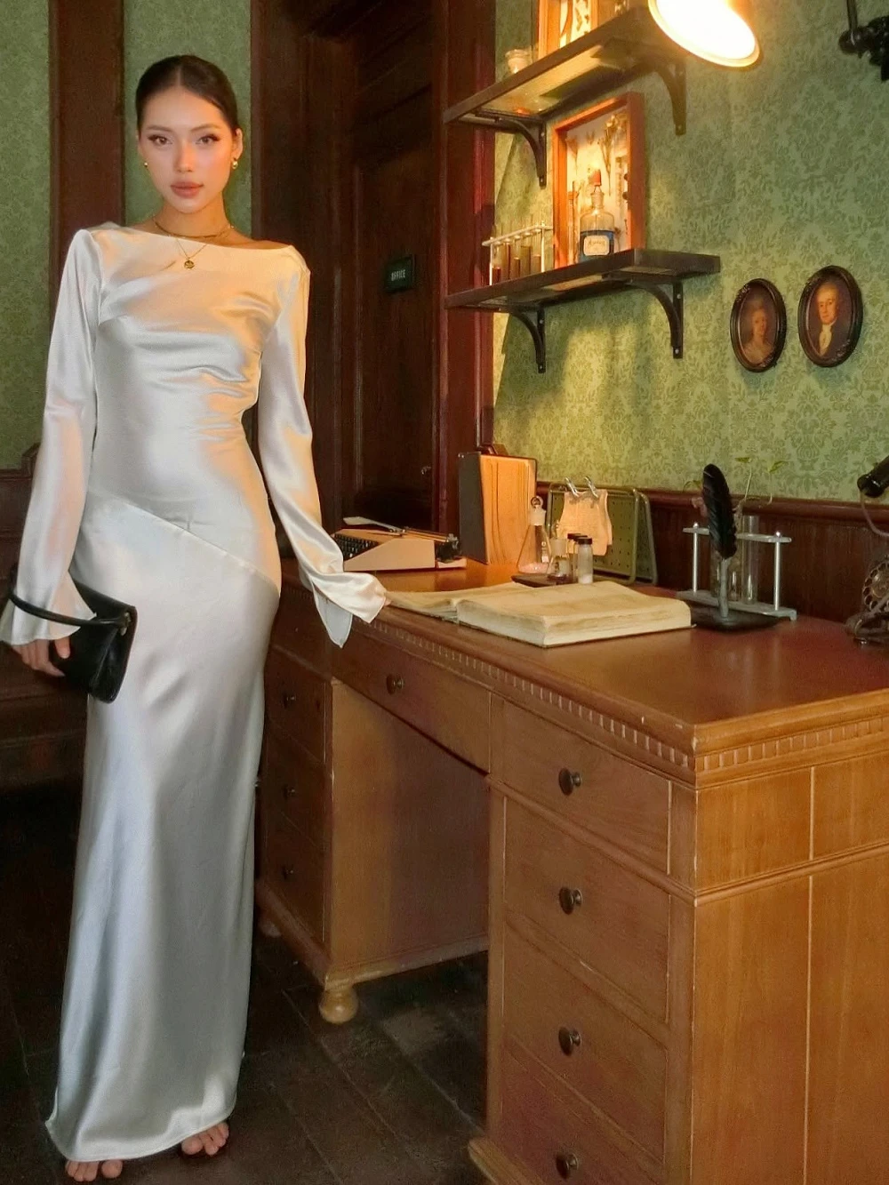 Đầm lụa tay dài cổ thuyền, lưng đổ sâu, xẻ tà Aurelia Dress – Lụa Là, màu trắng ngà