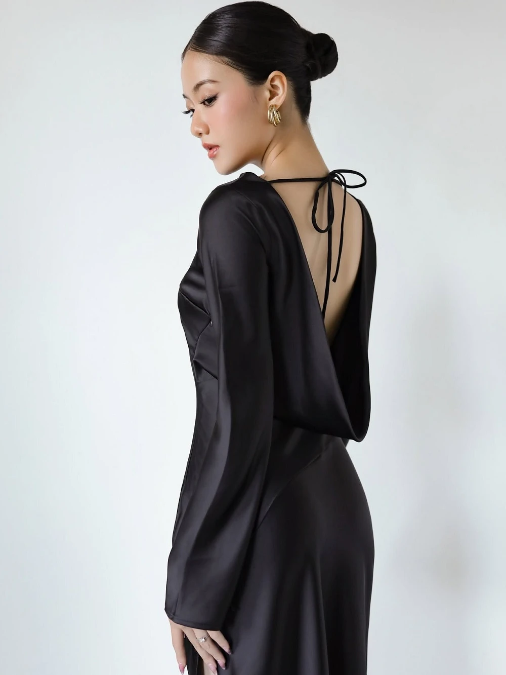 Đầm lụa tay dài cổ thuyền, lưng đổ sâu, xẻ tà Aurelia Dress – Lụa Là, màu đen – ảnh 12