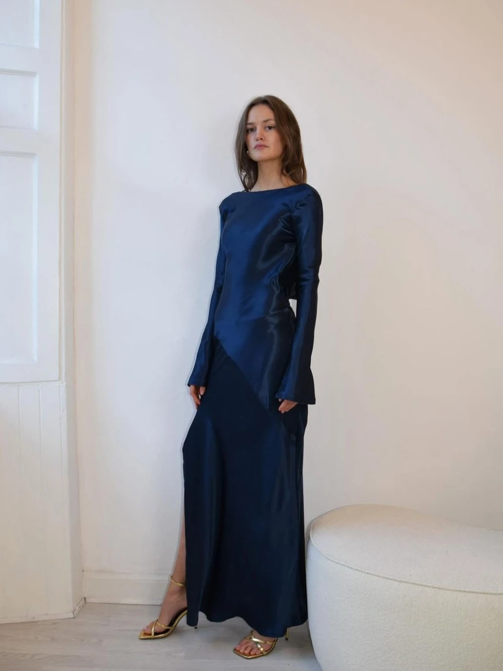 Đầm lụa tay dài cổ thuyền, lưng đổ sâu, xẻ tà Aurelia Dress – Lụa Là, màu xanh navy – ảnh 14