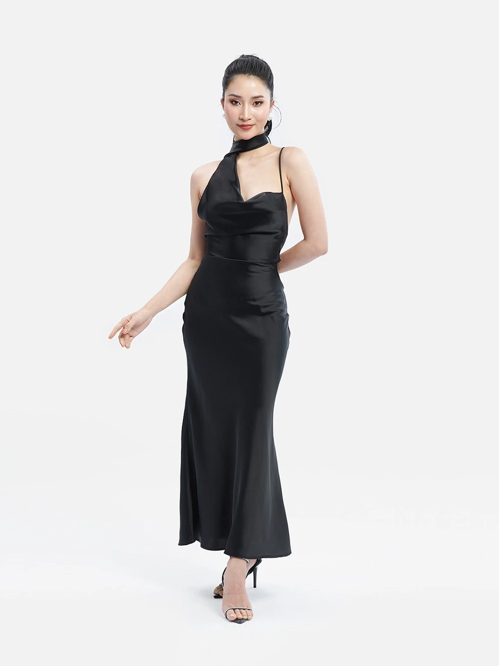 Đầm lụa hai dây dáng dài, cổ cách điệu Camellia Dress – Lụa Là, màu đen