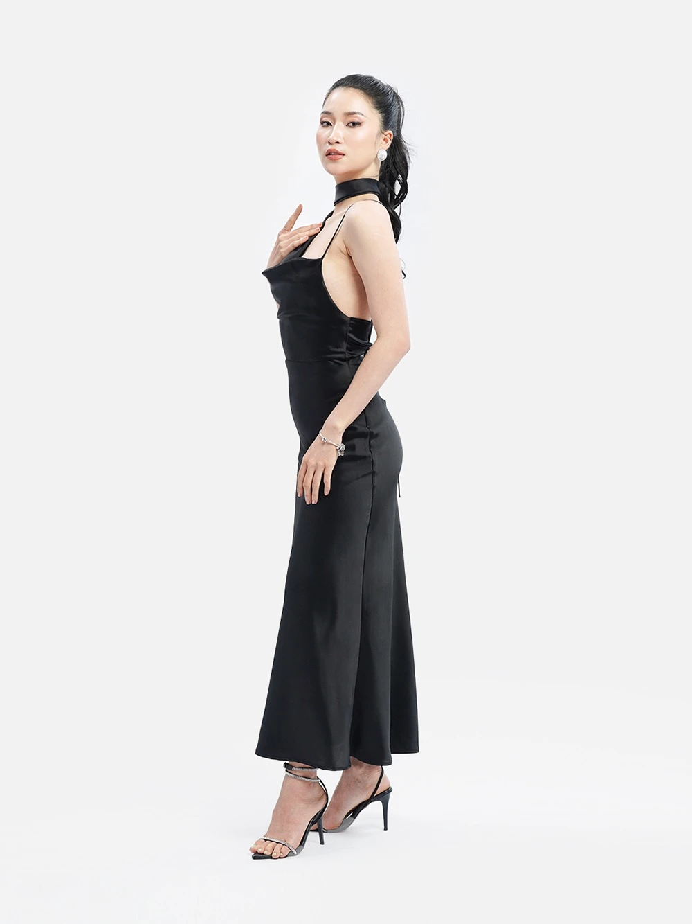 Đầm lụa hai dây dáng dài, cổ cách điệu Camellia Dress – Lụa Là, màu đen – ảnh 2