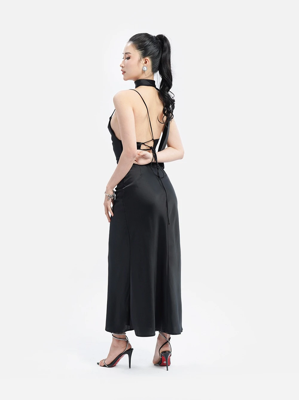 Đầm lụa hai dây dáng dài, cổ cách điệu Camellia Dress – Lụa Là, màu đen – ảnh 3