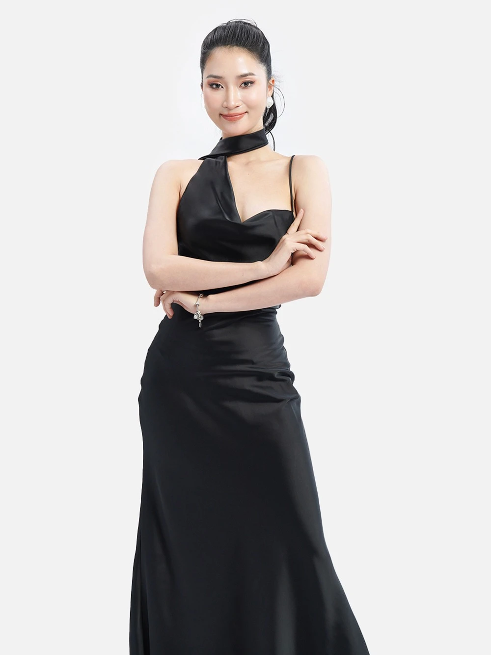Đầm lụa hai dây dáng dài, cổ cách điệu Camellia Dress – Lụa Là, màu đen – ảnh 4