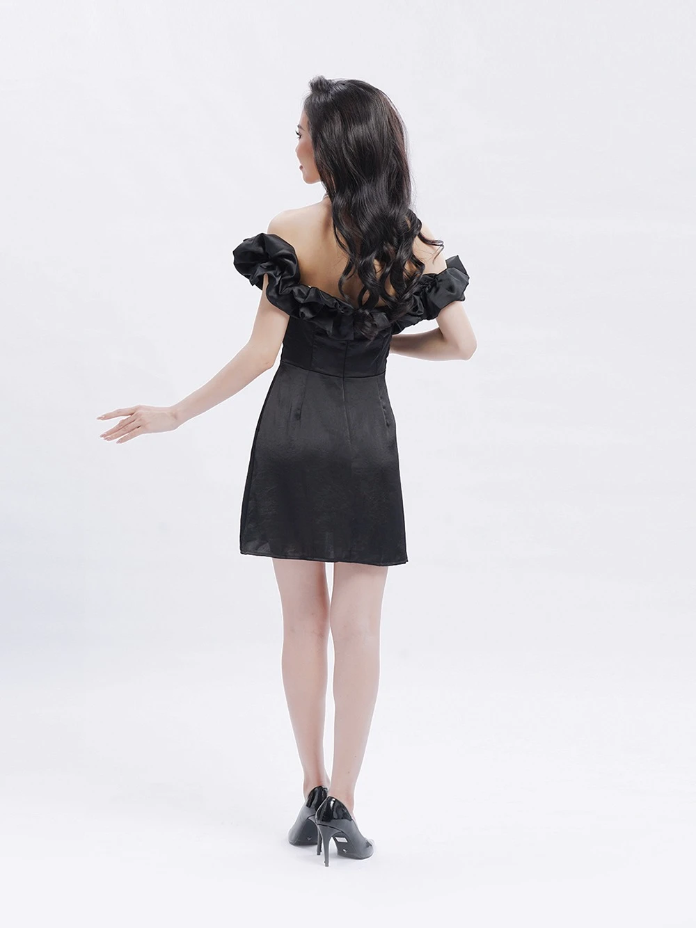 Đầm dự tiệc trễ vai phối bèo Ceres Dress – Lụa Là, màu đen – ảnh 3