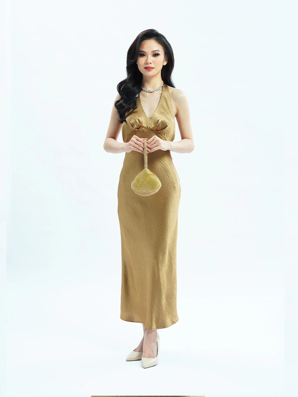 Đầm lụa cổ yếm dáng dài Charlotte Dress – Lụa Là, màu vàng ánh kim
