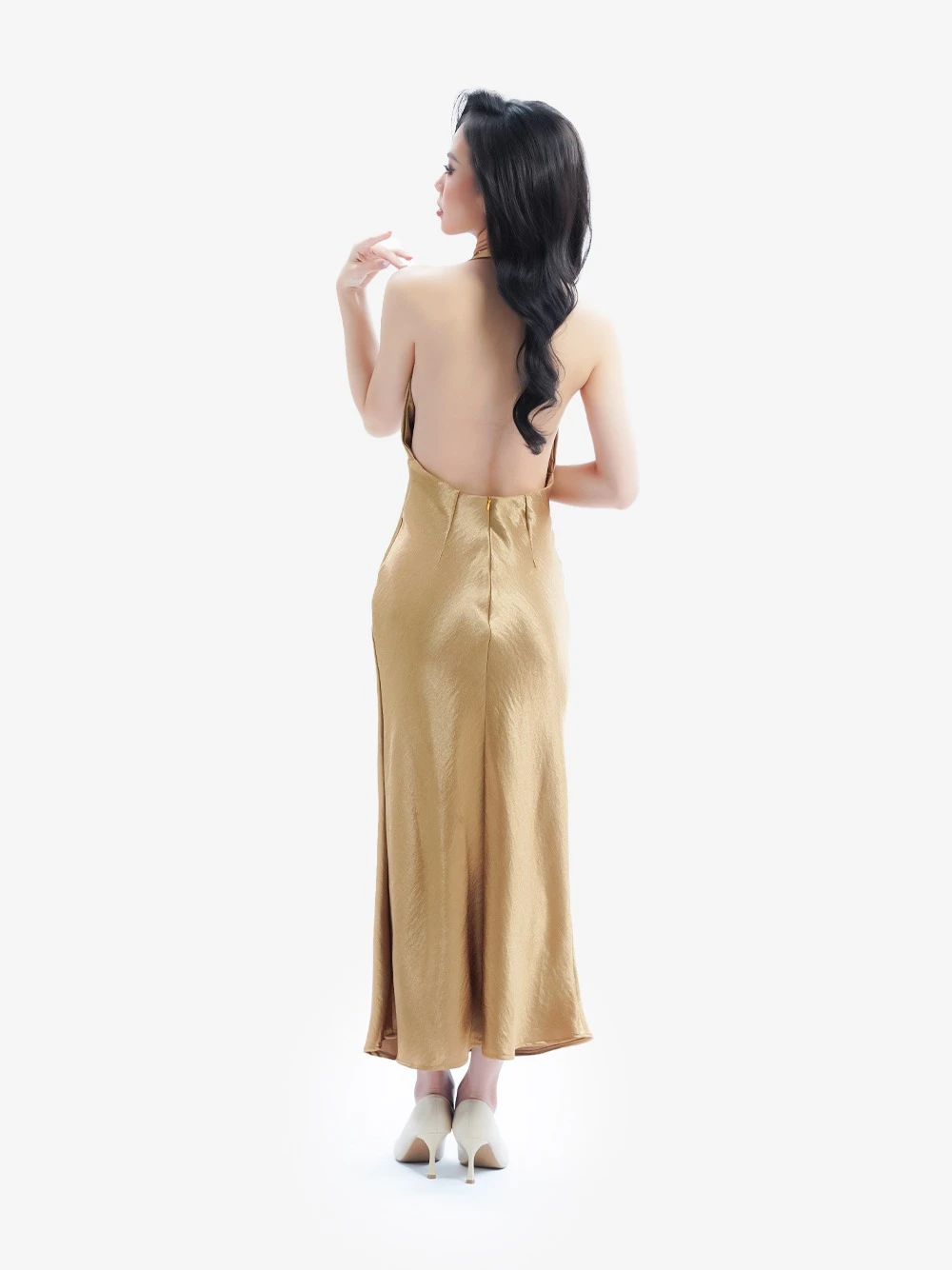 Đầm lụa cổ yếm dáng dài Charlotte Dress – Lụa Là, màu vàng ánh kim – ảnh 3