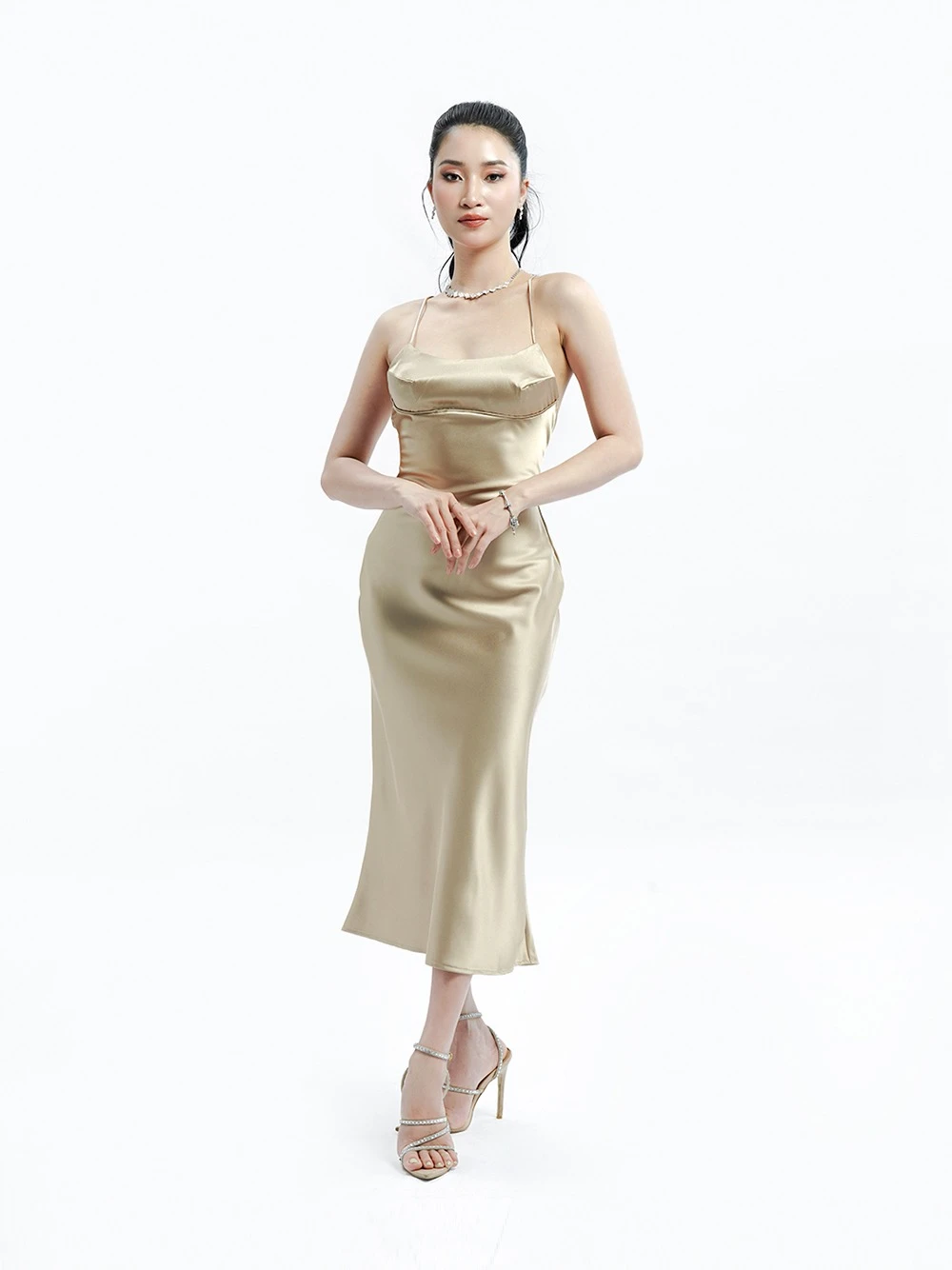 Đầm phi lụa hai dây cổ đổ dáng midi Dahlia Dress – Lụa Là, màu be – ảnh 6