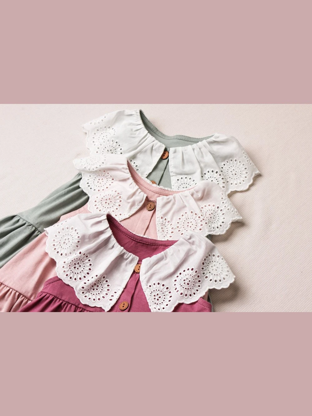 Đầm cotton cổ sen ren thêu lỗ, nẹp khuy màu gỗ, chân váy nhún Đầm cổ sen ren lỗ cho bé – STREETICON – ảnh 2