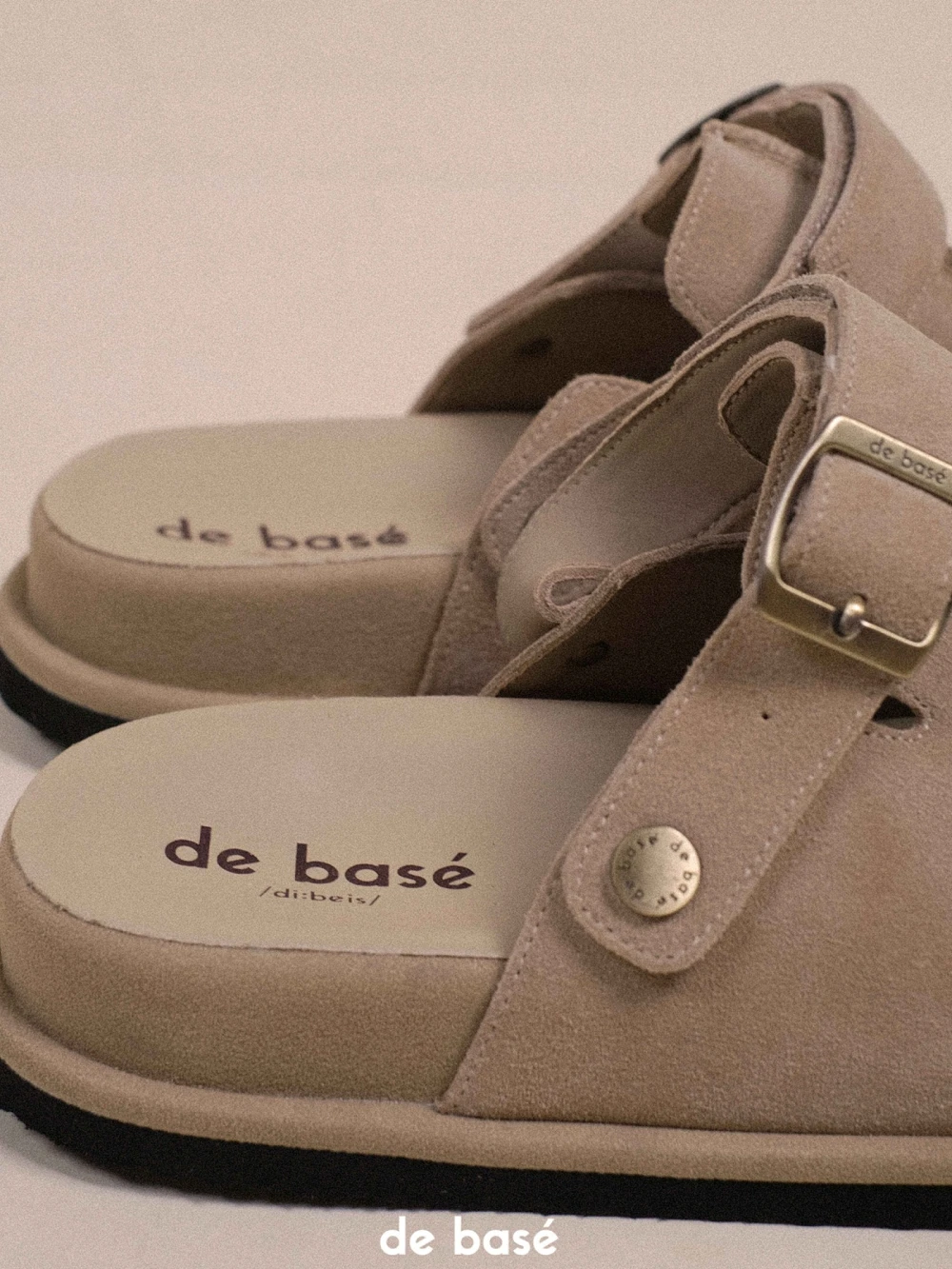 Dép Quai Cài Da Lộn Dép Quai Cài Da Lộn - De Basé Buckle Mulé – De Basé, màu taupé – ảnh 5