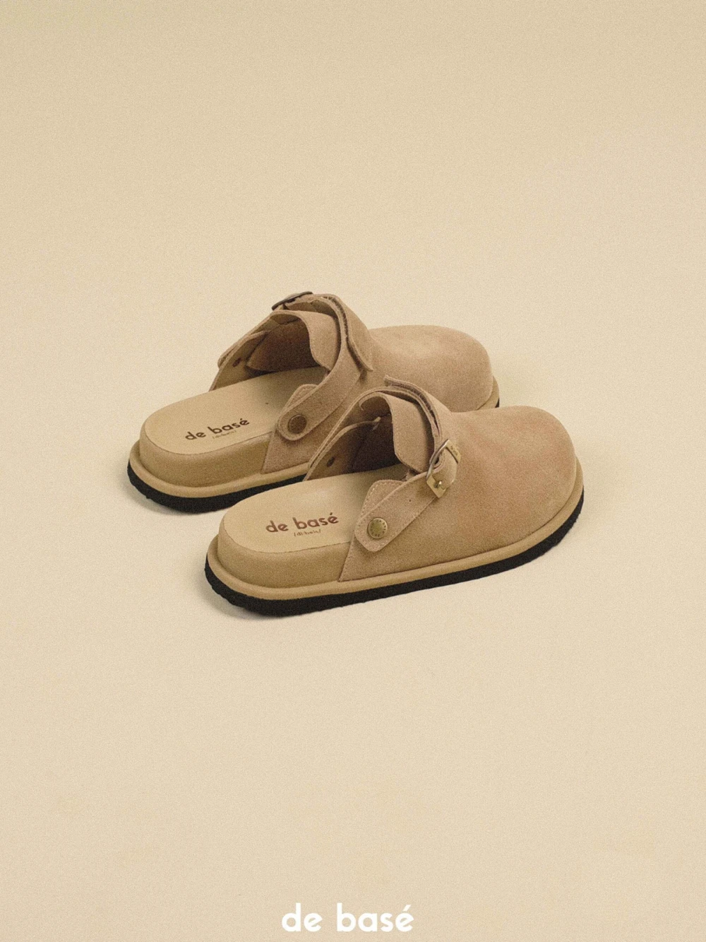 Dép Quai Cài Da Lộn Dép Quai Cài Da Lộn - De Basé Buckle Mulé – De Basé, màu sand – ảnh 8