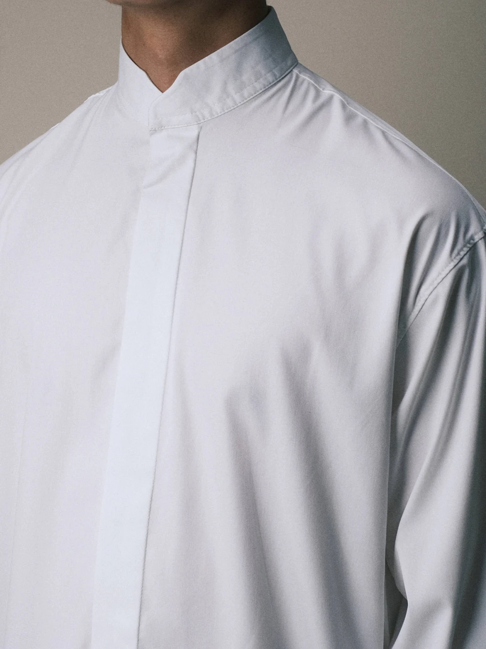 Sơ Mi Trắng Cổ Trụ Giấu Cúc BLANK Shirt - Sơ Mi Trắng Cổ Trụ Giấu Cúc – De Basé – ảnh 2