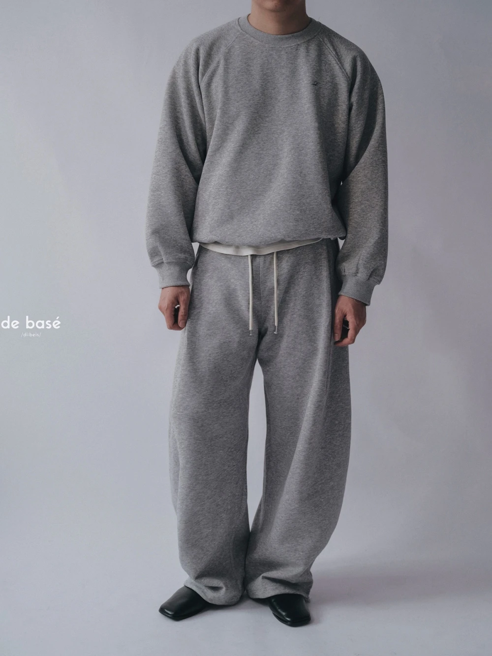 Áo Nỉ 2 Da Tay Raglan Thêu Logo Ngực SWEATSHIRT 01 - Áo Nỉ 2 Da Tay Raglan Thêu Logo Ngực – De Basé, màu xám – ảnh 2