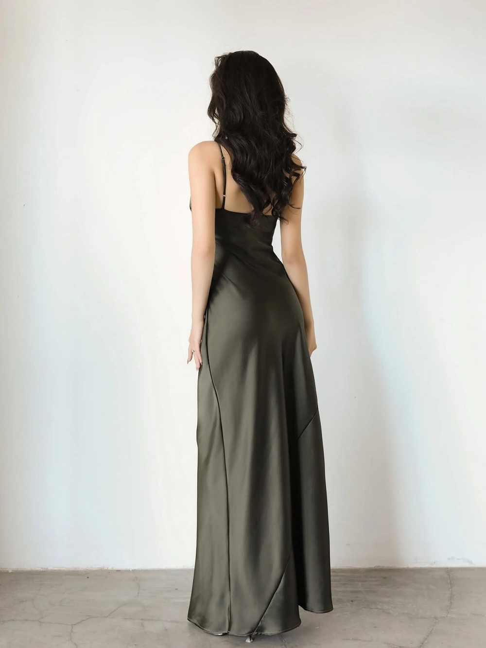Đầm lụa hai dây cúp ngực xẻ V, dáng dài Elara Dress – Lụa Là, màu xanh rêu – ảnh 6