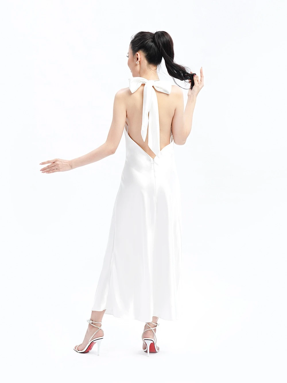 Đầm dạ hội phi lụa cổ đổ, thắt nơ eo, dáng đuôi cá Felicia Dress – Lụa Là, màu trắng – ảnh 10