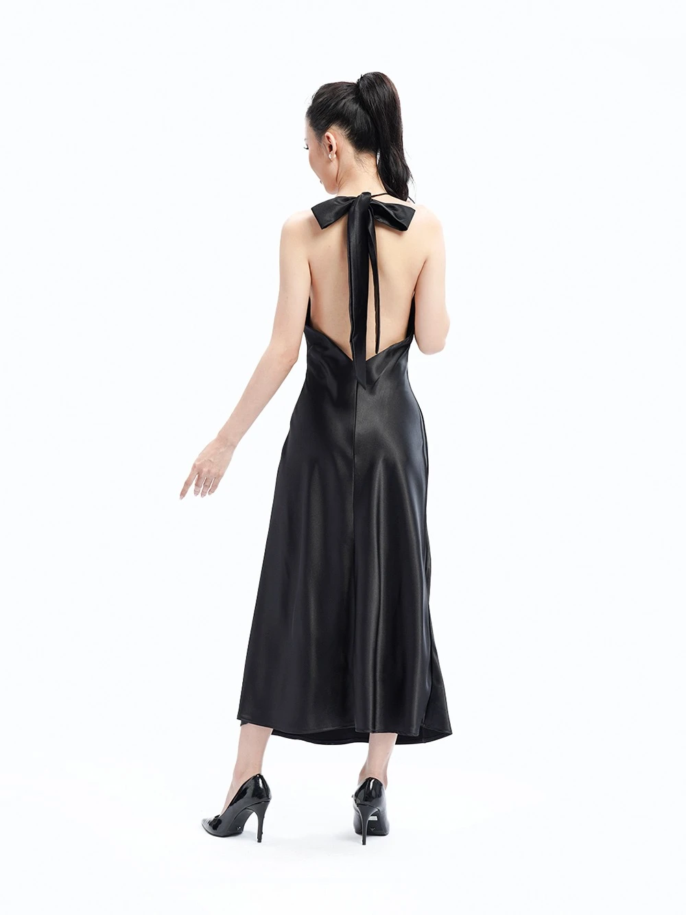 Đầm dạ hội phi lụa cổ đổ, thắt nơ eo, dáng đuôi cá Felicia Dress – Lụa Là, màu đen – ảnh 3