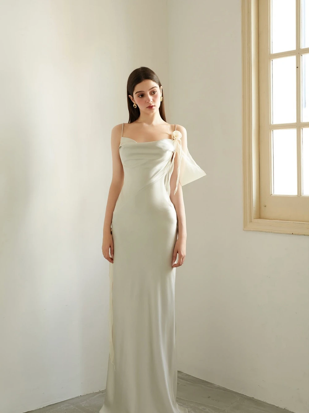 Đầm lụa cổ đổ, đính hoa lụa trên vai Fleur Dress – Lụa Là, màu xanh xám – ảnh 11
