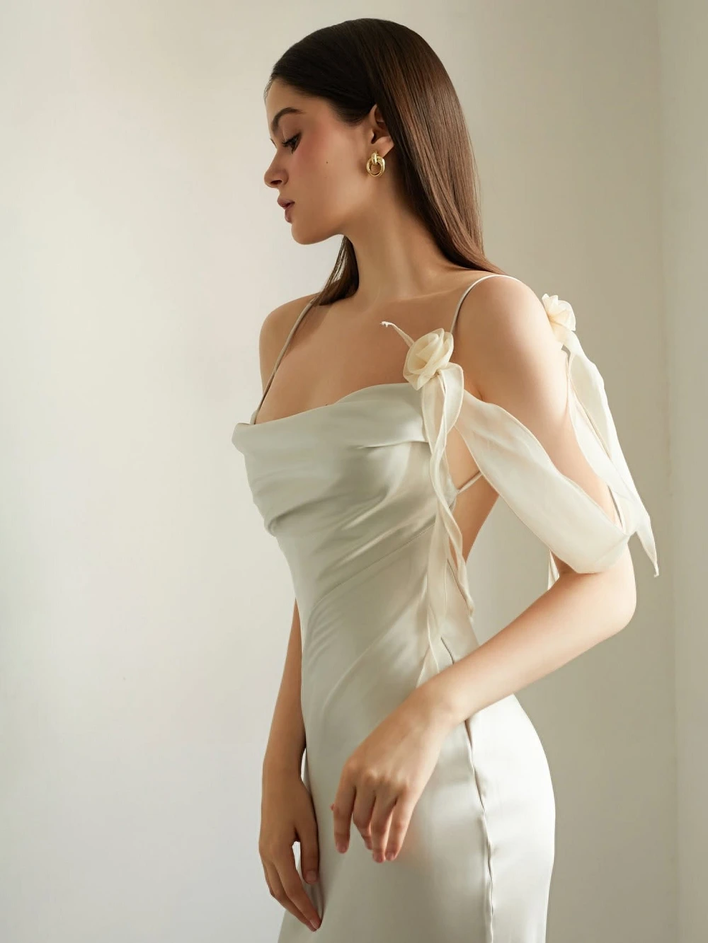 Đầm lụa cổ đổ, đính hoa lụa trên vai Fleur Dress – Lụa Là, màu kem – ảnh 2