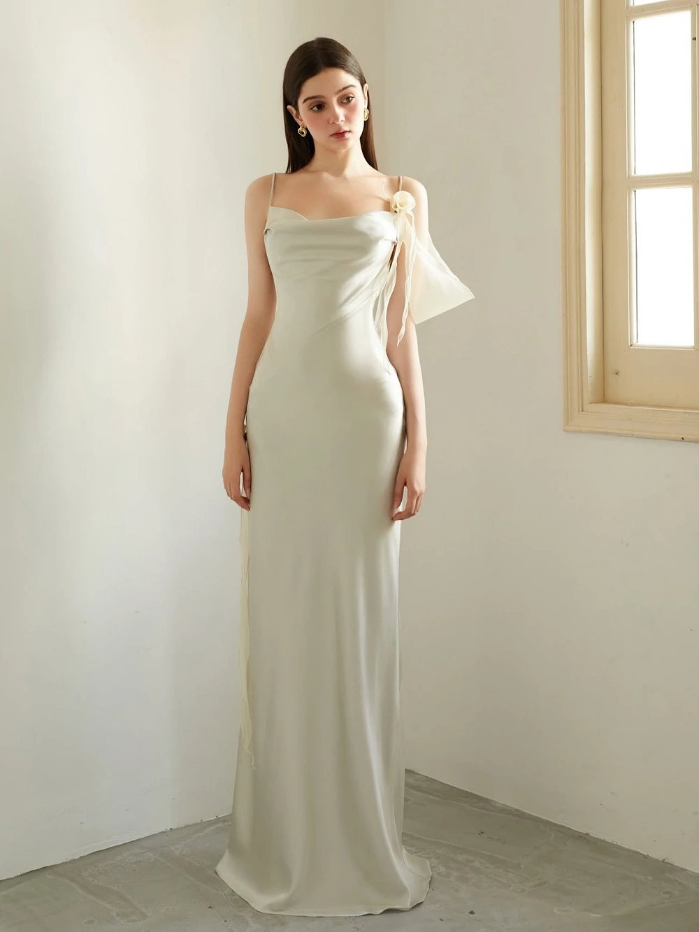 Đầm lụa cổ đổ, đính hoa lụa trên vai Fleur Dress – Lụa Là, màu kem – ảnh 3