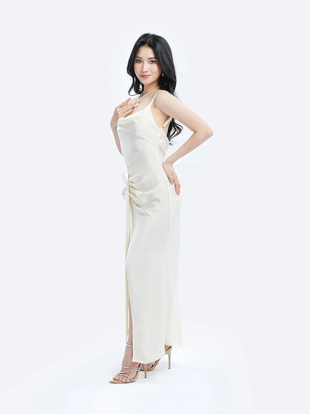 Đầm hai dây xoắn eo Indila Dress – Lụa Là, màu trắng – ảnh 2