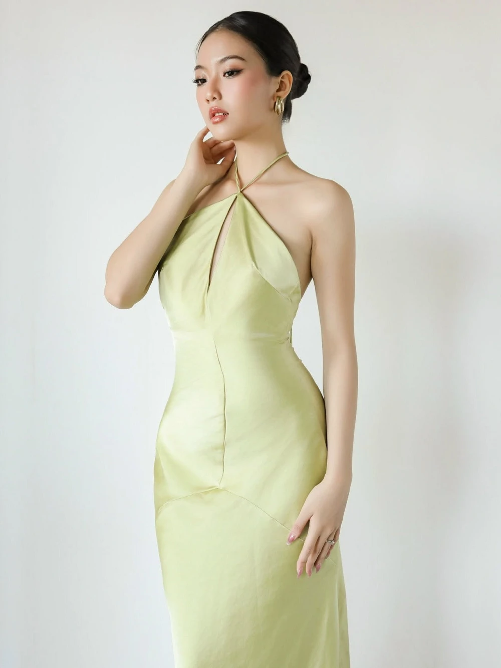 Đầm lụa cổ yếm khoét giọt lệ, dáng đuôi cá Lila Dress – Lụa Là, màu xanh bơ