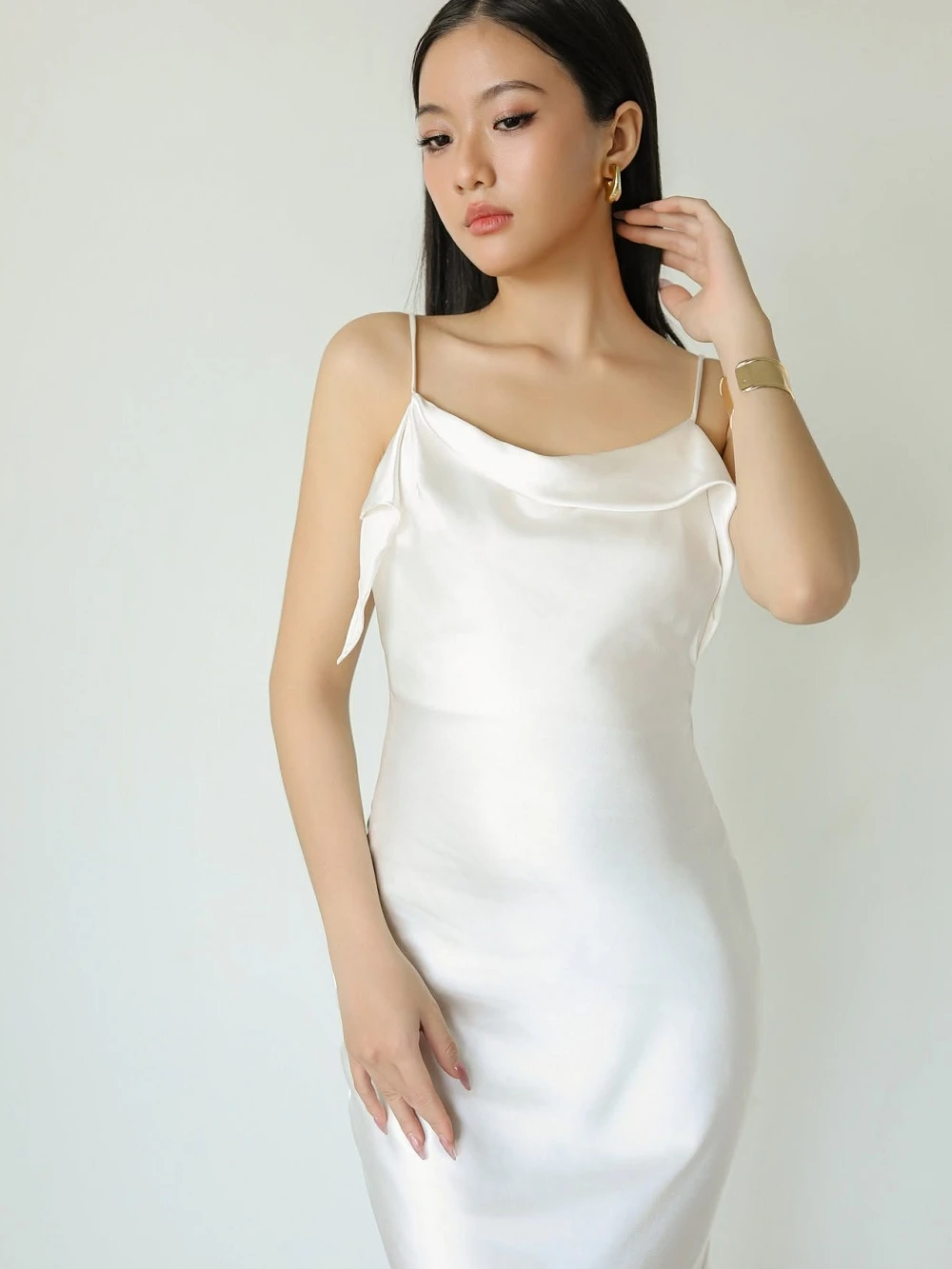 Đầm lụa hai dây cổ đổ, hở lưng, dáng suông dài Luna Dress – Lụa Là, màu trắng – ảnh 12