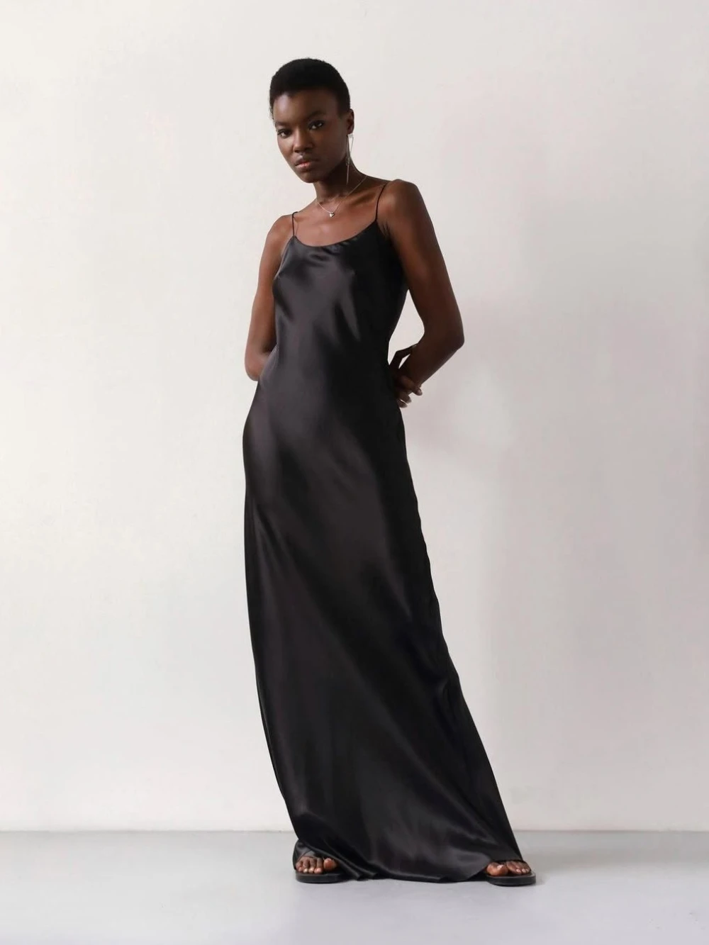 Đầm lụa hai dây cổ đổ, hở lưng, dáng suông dài Luna Dress – Lụa Là, màu đen – ảnh 8