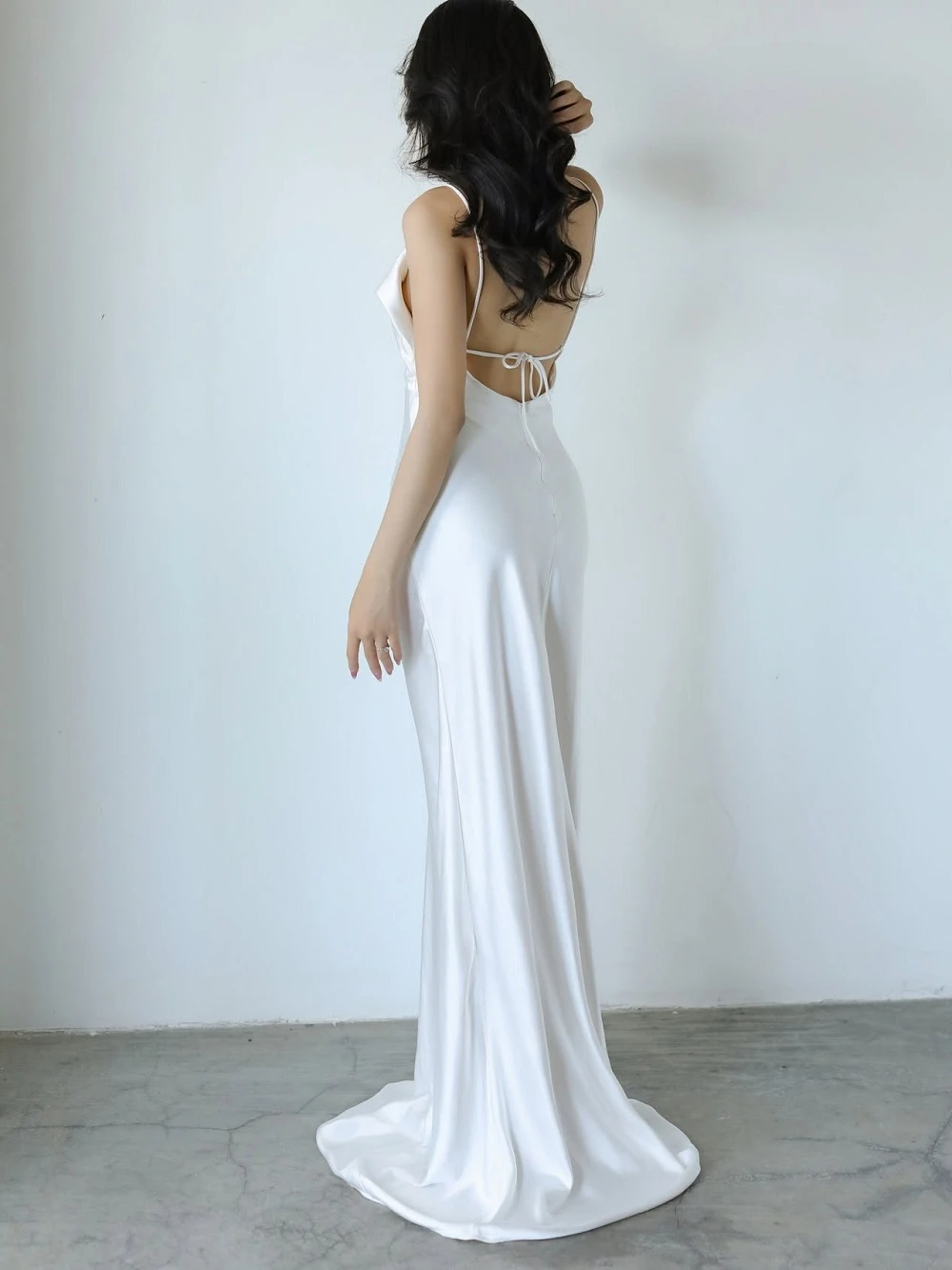 Đầm lụa hai dây cổ đổ, hở lưng, dáng suông dài Luna Dress – Lụa Là, màu trắng – ảnh 9