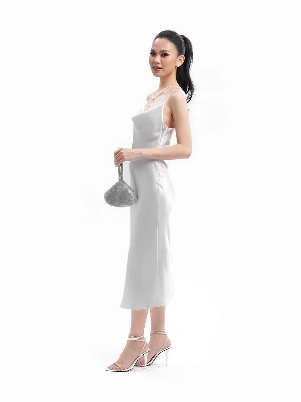 Đầm lụa body dáng dài cổ đổ Melita Dress – Lụa Là, màu trắng – ảnh 18