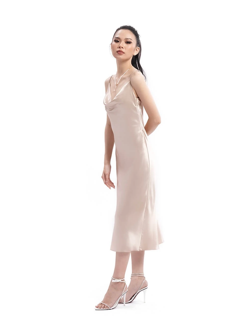 Đầm lụa body dáng dài cổ đổ Melita Dress – Lụa Là, màu be – ảnh 4