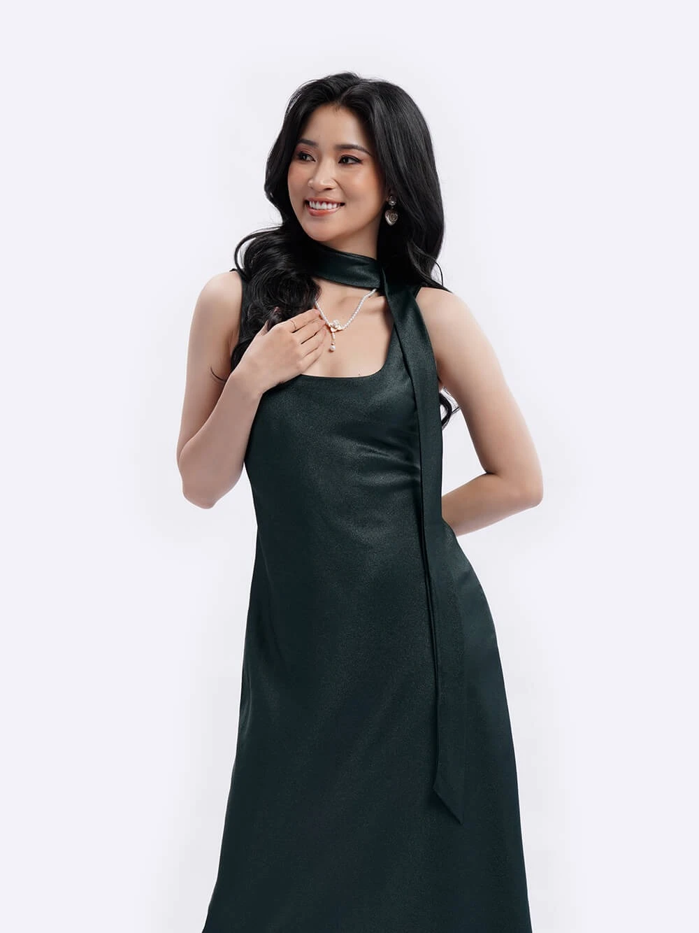Đầm lụa dáng suông, cổ rộng Merlin Dress – Lụa Là, màu xanh – ảnh 5