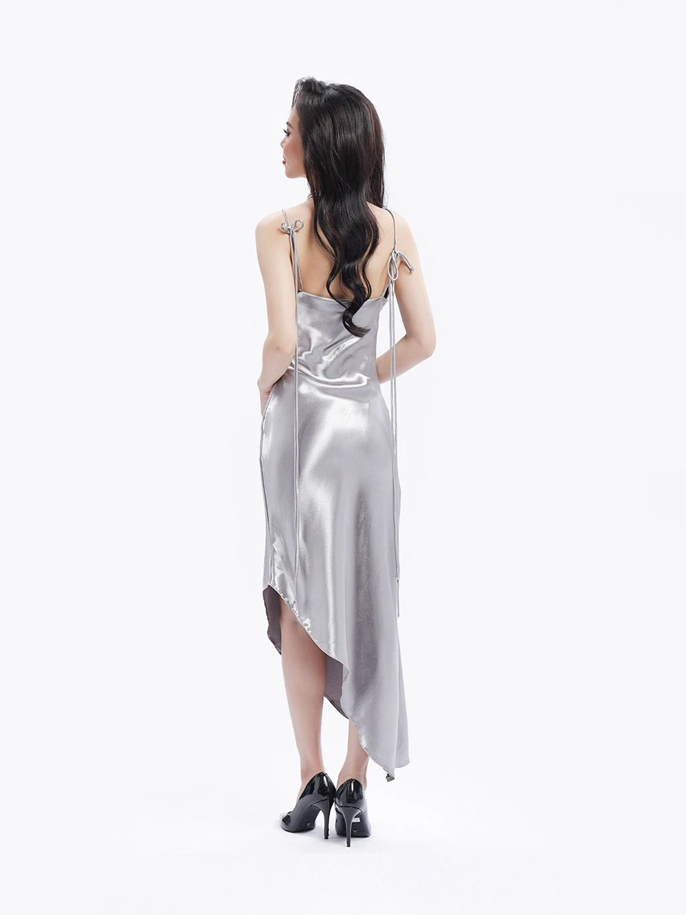 Đầm lụa dự tiệc tà xéo cao Minerva Dress – Lụa Là, màu xám – ảnh 3
