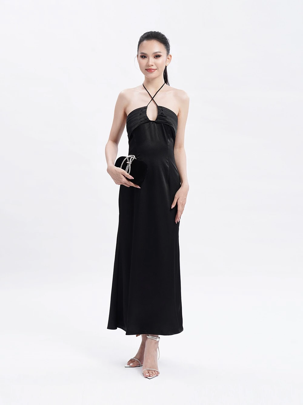Đầm lụa dài cổ yếm chéo Nicolas Dress – Lụa Là, màu đen