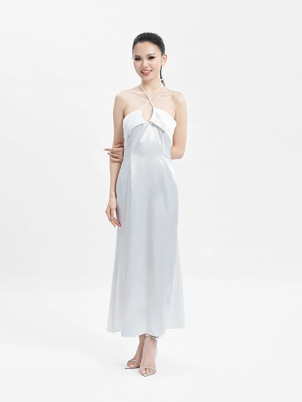 Đầm lụa dài cổ yếm chéo Nicolas Dress – Lụa Là, màu trắng – ảnh 10