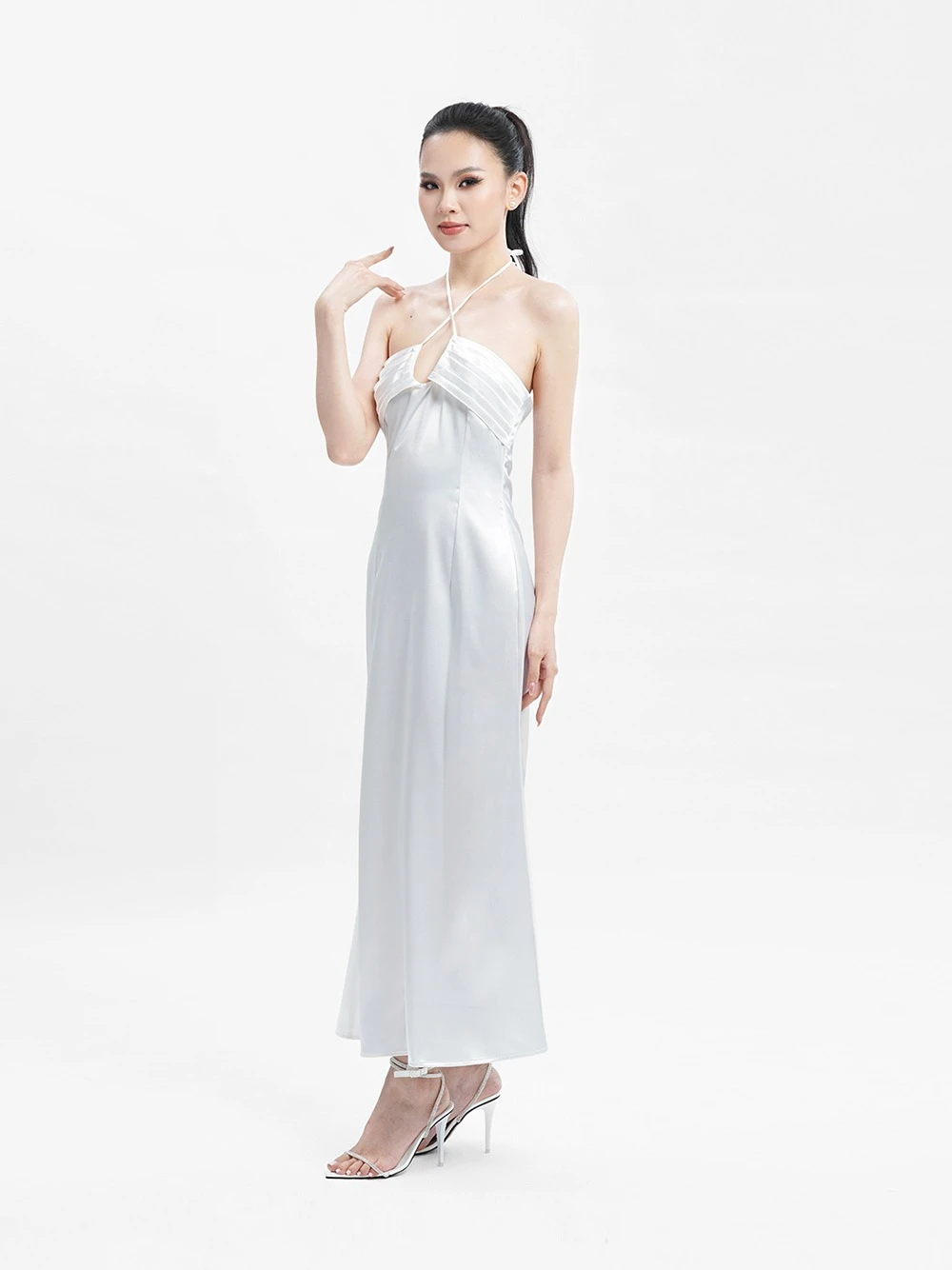 Đầm lụa dài cổ yếm chéo Nicolas Dress – Lụa Là, màu trắng – ảnh 11