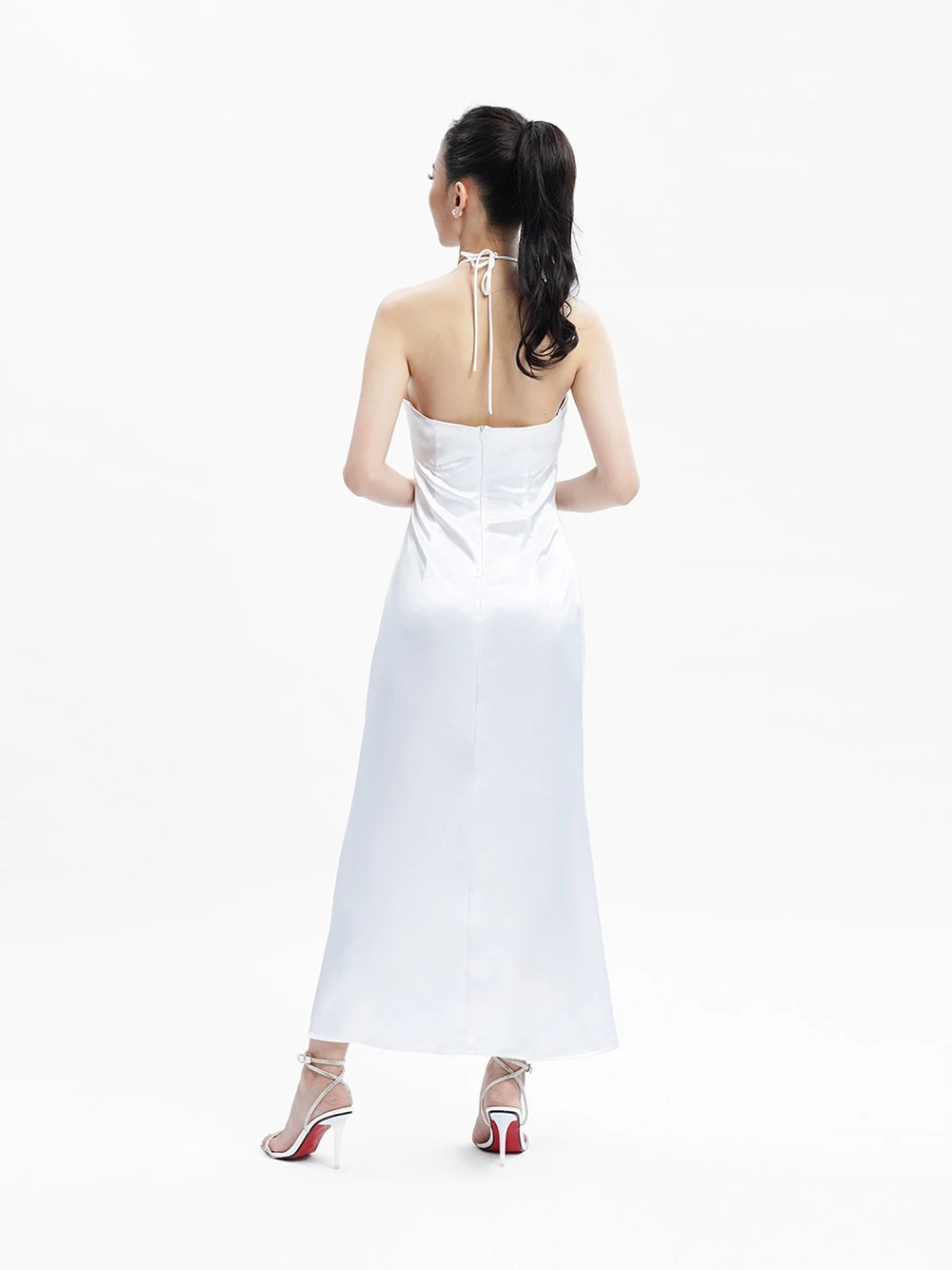 Đầm lụa dài cổ yếm chéo Nicolas Dress – Lụa Là, màu trắng – ảnh 12