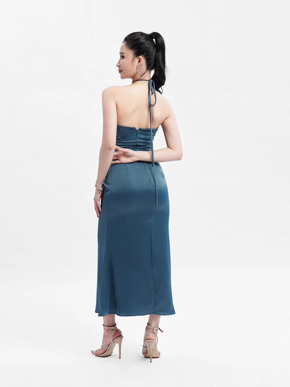 Đầm lụa dài cổ yếm chéo Nicolas Dress – Lụa Là, màu xanh – ảnh 16