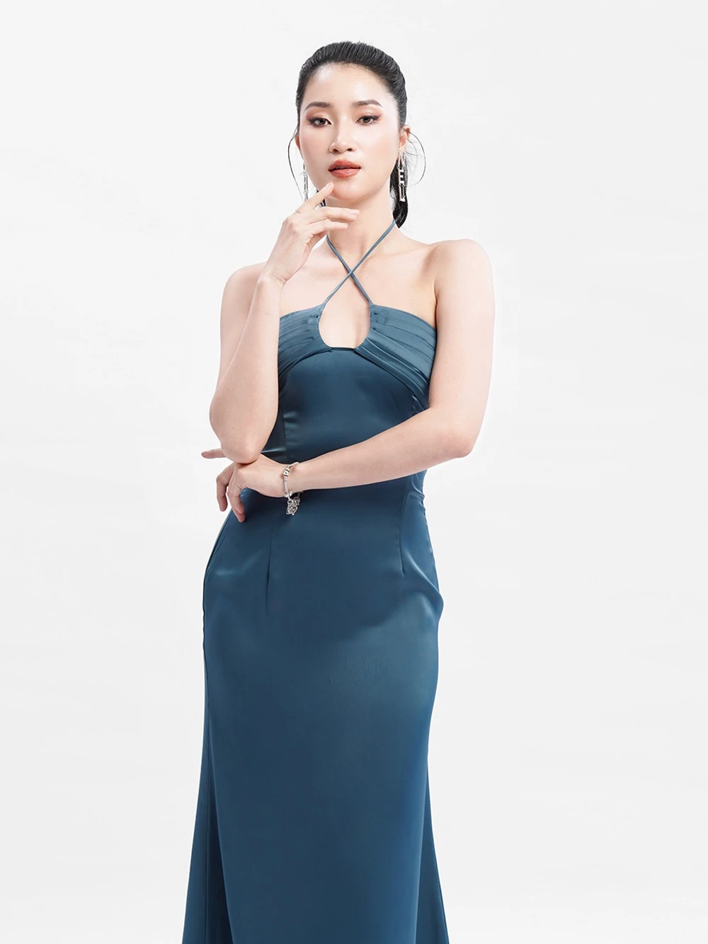 Đầm lụa dài cổ yếm chéo Nicolas Dress – Lụa Là, màu xanh – ảnh 17