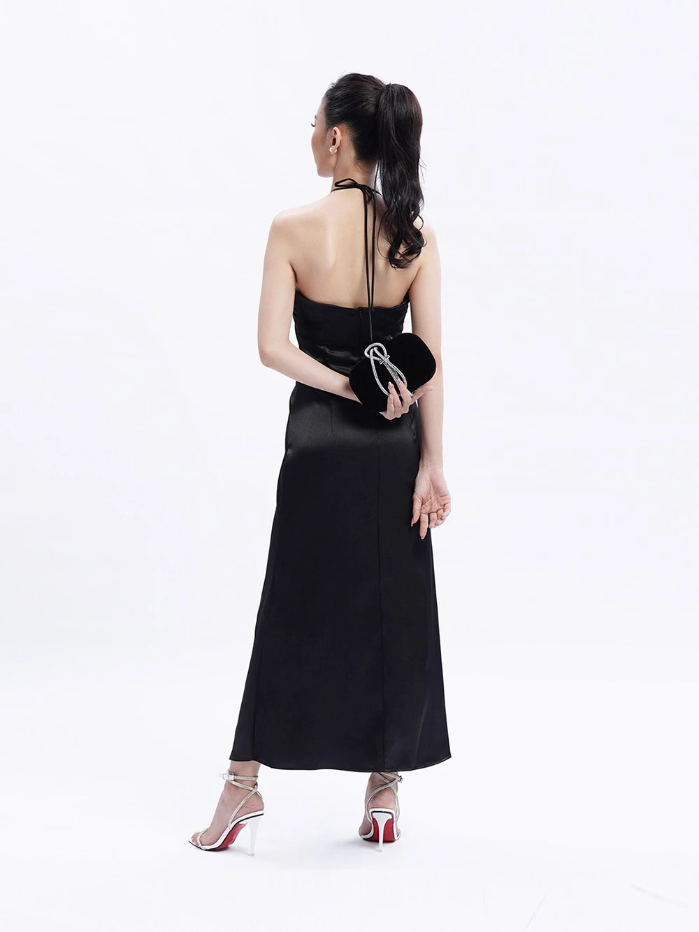 Đầm lụa dài cổ yếm chéo Nicolas Dress – Lụa Là, màu đen – ảnh 2