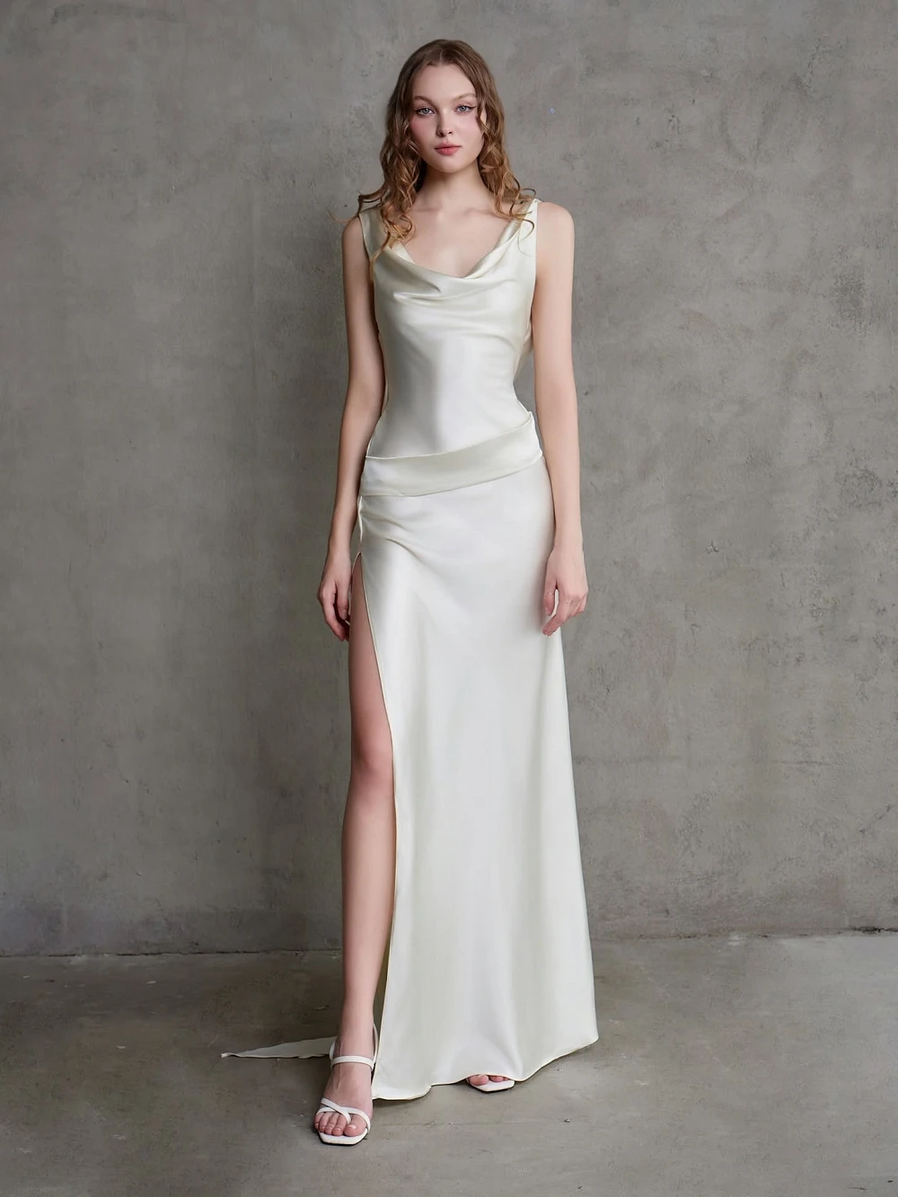 Đầm lụa cổ đổ xẻ tà, hoa hồng lụa sau lưng Rosalie Dress – Lụa Là, màu kem