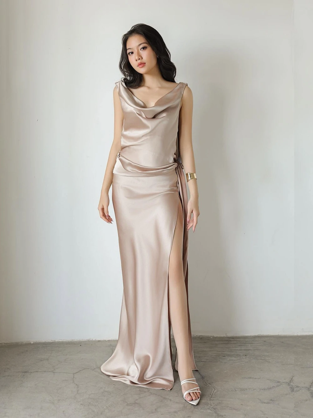Đầm lụa cổ đổ xẻ tà, hoa hồng lụa sau lưng Rosalie Dress – Lụa Là, màu be – ảnh 12