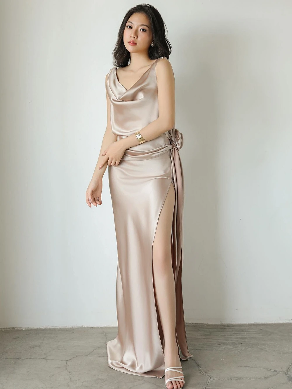 Đầm lụa cổ đổ xẻ tà, hoa hồng lụa sau lưng Rosalie Dress – Lụa Là, màu be – ảnh 14