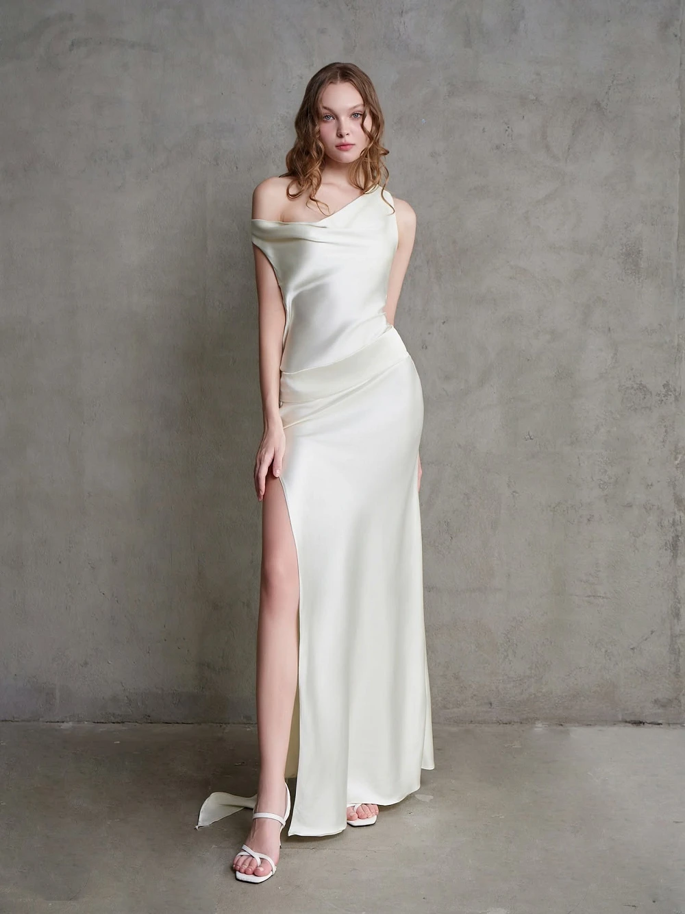 Đầm lụa cổ đổ xẻ tà, hoa hồng lụa sau lưng Rosalie Dress – Lụa Là, màu kem – ảnh 4