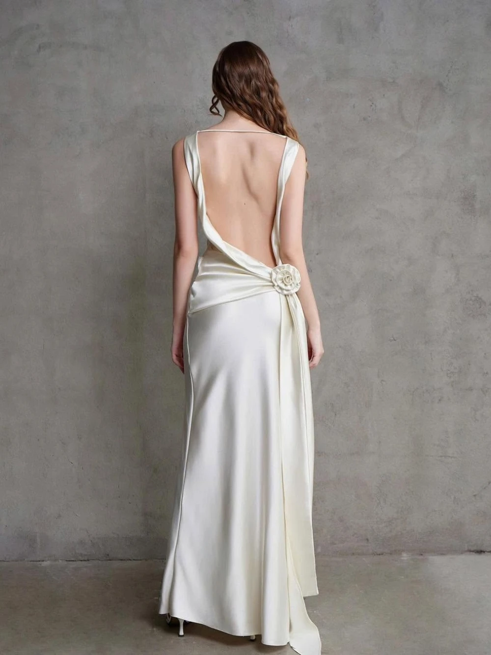 Đầm lụa cổ đổ xẻ tà, hoa hồng lụa sau lưng Rosalie Dress – Lụa Là, màu kem – ảnh 9