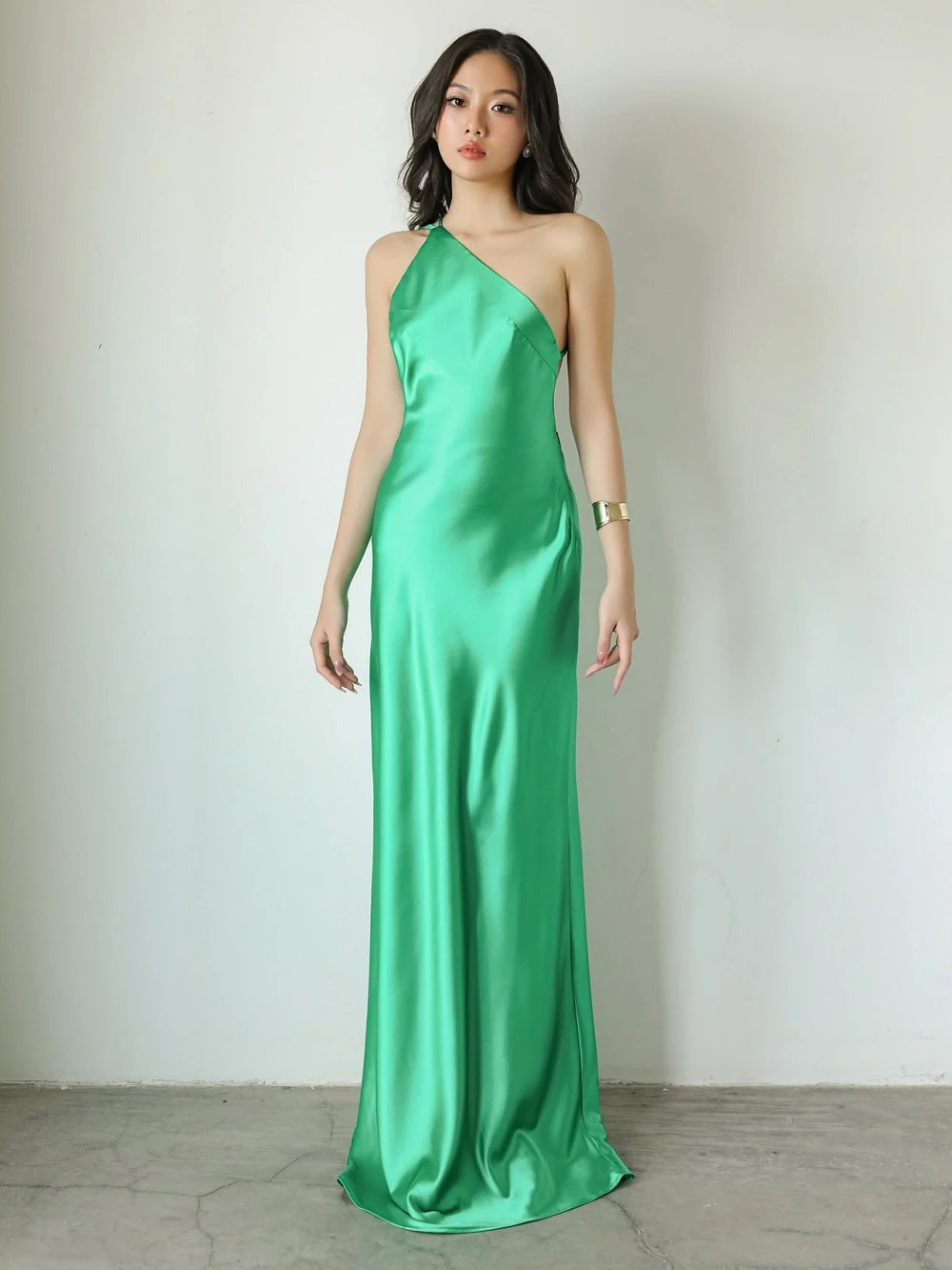 Đầm lụa lệch vai dáng dài, lưng đan dây chéo Sanio Dress – Lụa Là, màu xanh lá