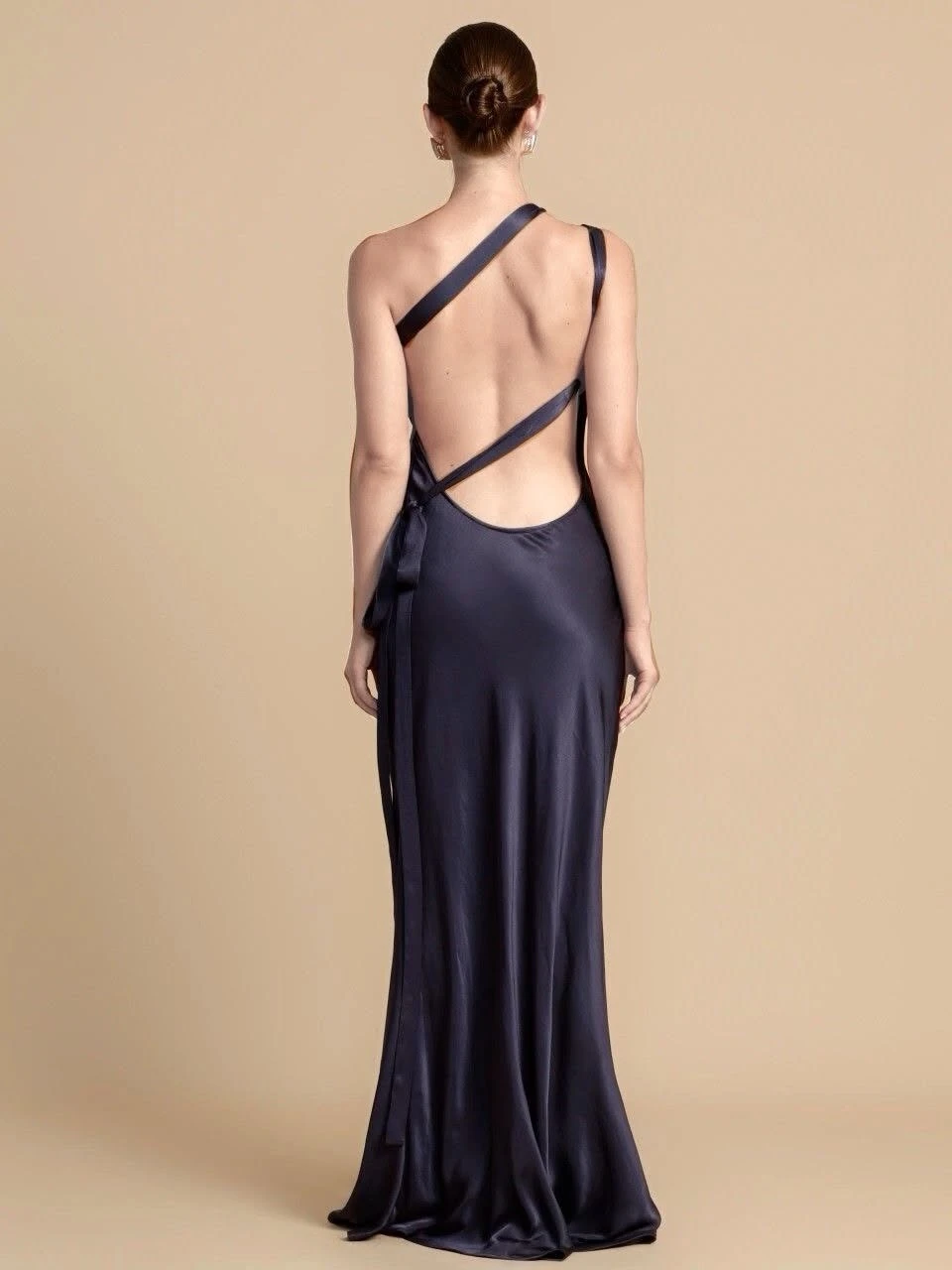 Đầm lụa lệch vai dáng dài, lưng đan dây chéo Sanio Dress – Lụa Là, màu xanh navy – ảnh 14
