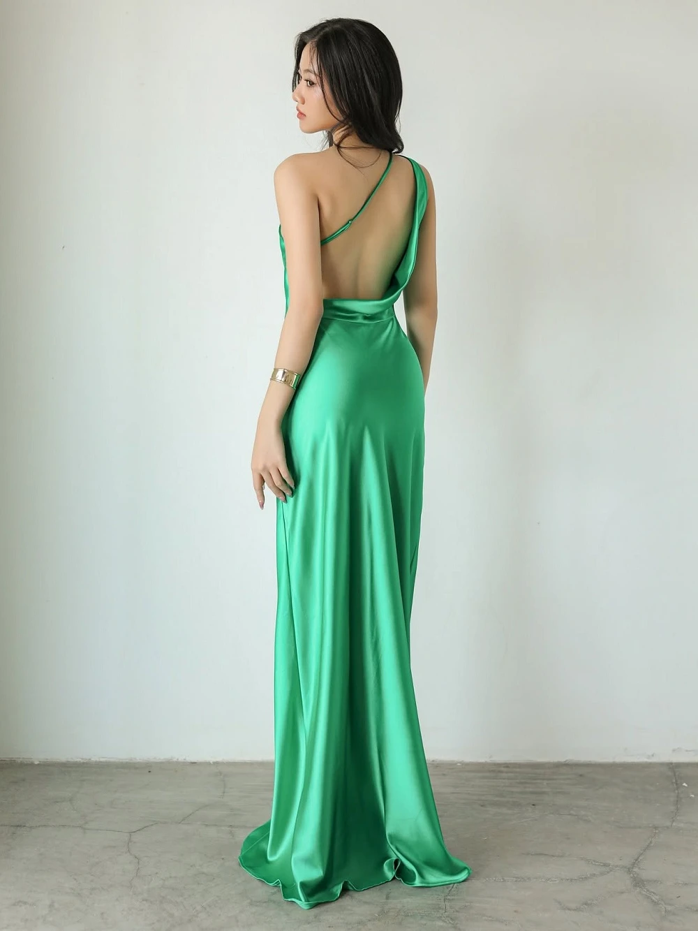 Đầm lụa lệch vai dáng dài, lưng đan dây chéo Sanio Dress – Lụa Là, màu xanh lá – ảnh 2