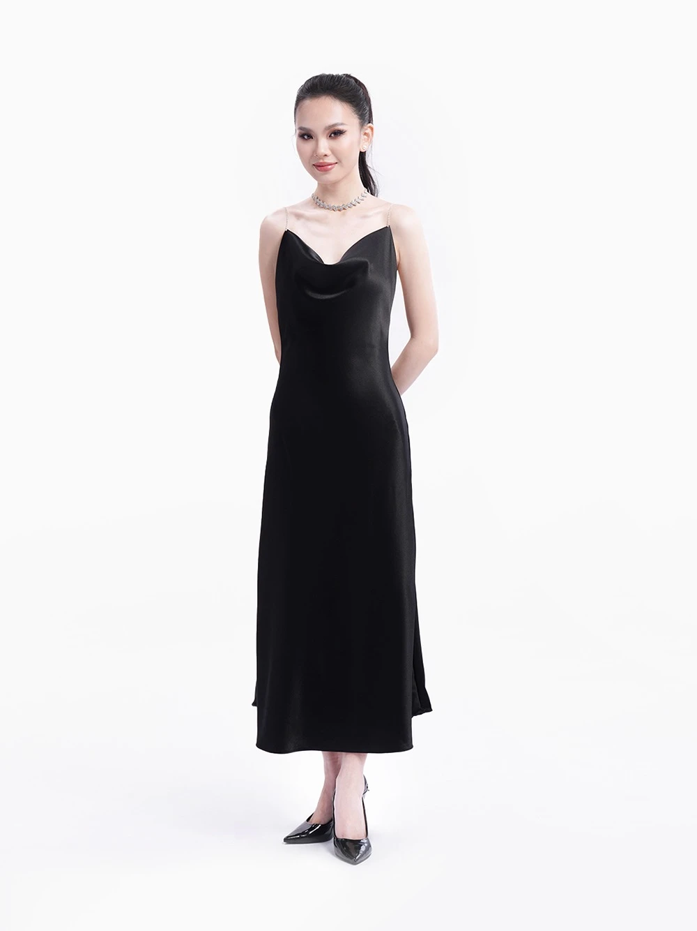Đầm lụa cổ đổ, dây kim tuyến, hở lưng Sienna Dress – Lụa Là, màu đen